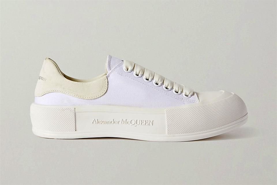 Los tenis blancos son considerados un clásico básico del guardarropa de hombres y mujeres por proyectar agilidad, dinamismo y seguridad. De estilo deportivo, en lona con ribete de ante y suela exagerada. De Alexander McQueen.