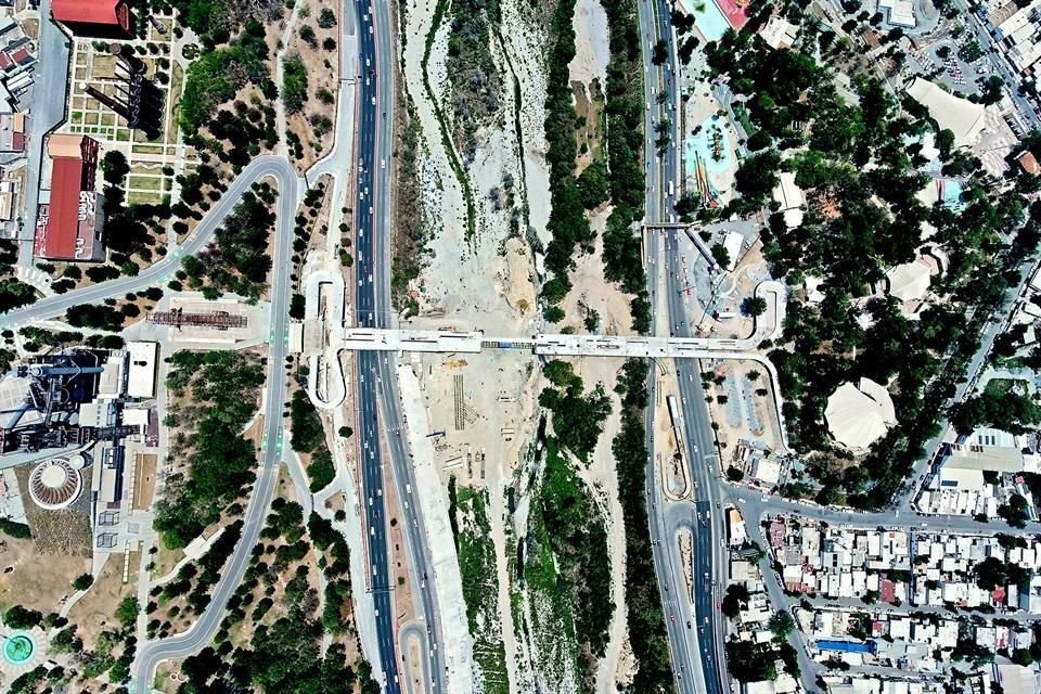 El llamado Puente Verde unirá el Parque Fundidora con el Parque España, cruzando sobre el Río Santa Catarina.