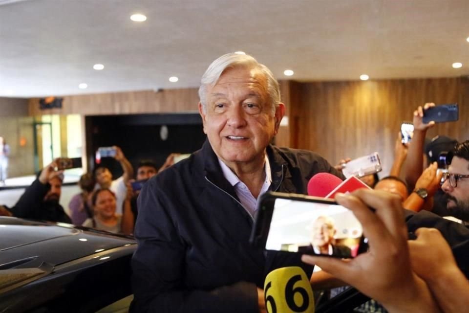 AMLO saludó a los presentes y aseguró estar feliz de estar en Monterrey.