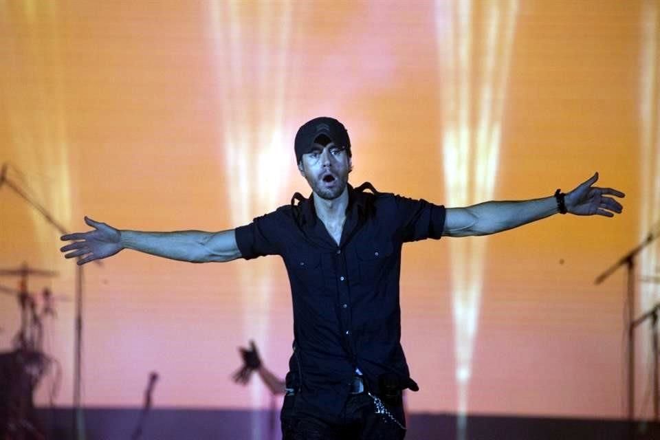 Enrique Iglesias comunicó que tiene neumonía, razón que le impedirá actuar como parte del Festival Tecate Emblema, este sábado 13 de mayo.