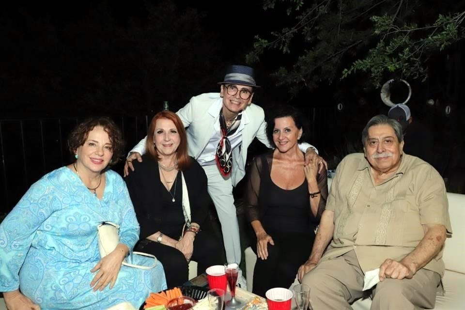 Claudia Martín, Beatriz Zepeda, el cumpleañero, Paty Quiroga y Luis Martín