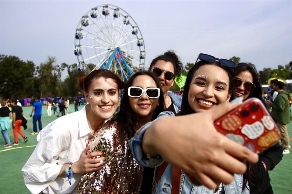 Ni la lluvia, ni la cancelación de Enrique Iglesias desanimó a los asistentes del primer día del Festival Tecate Emblema.