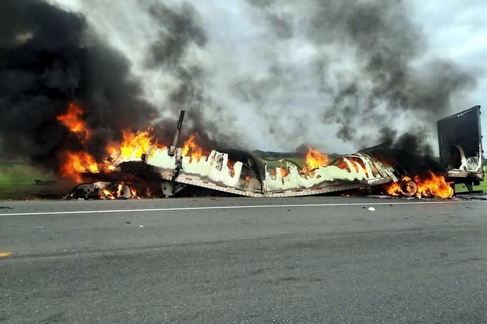 Los vehículos se incendiaron tras el impacto.