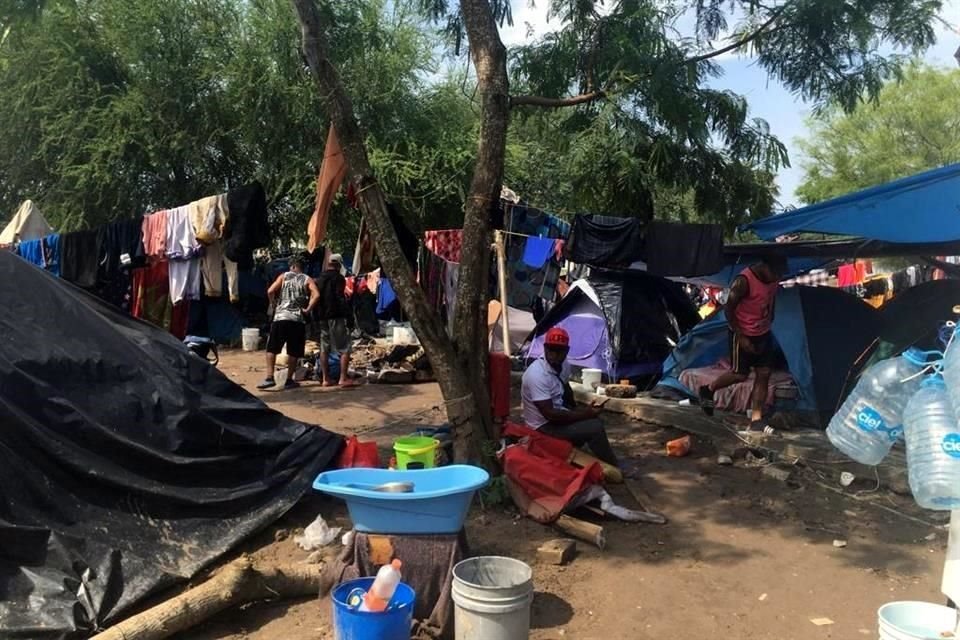 Tiendas de hule se extienden a lo largo de la frontera entre Matamoros y Brownsville.