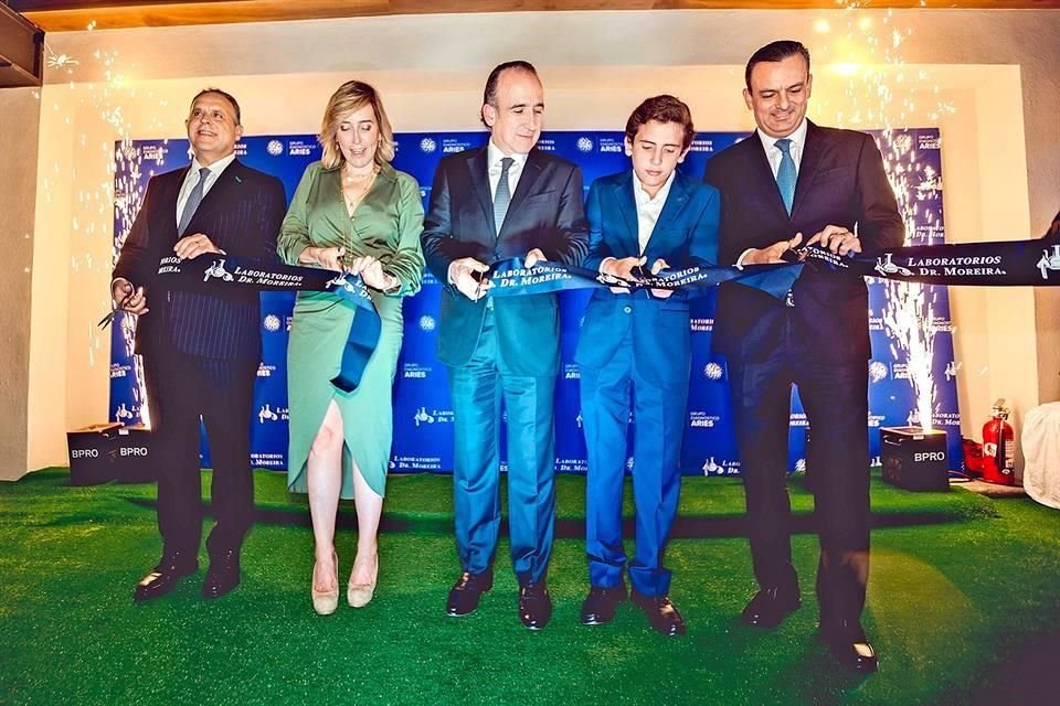 Directivos de Empresas Aries y Grupo Diagnóstico Aries, efectuaron el tradicional corte de listón.