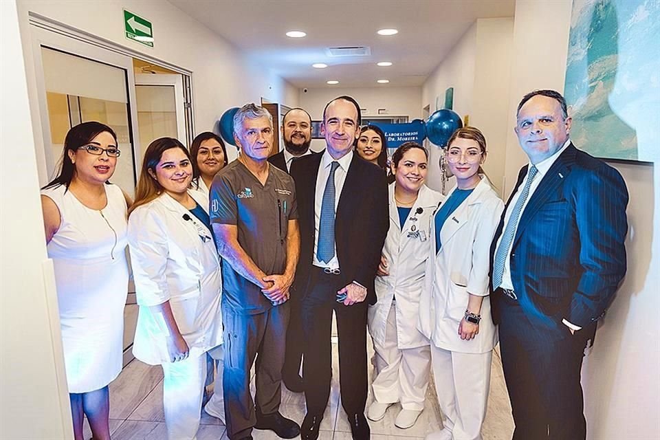 Dr. Héctor Alcaráz, (izquierda) Lic. Ernesto López Clariond, (centro), y C.P. Rubén Barba Boardman, (derecha), con el equipo operativo de la sucursal Padre Mier.