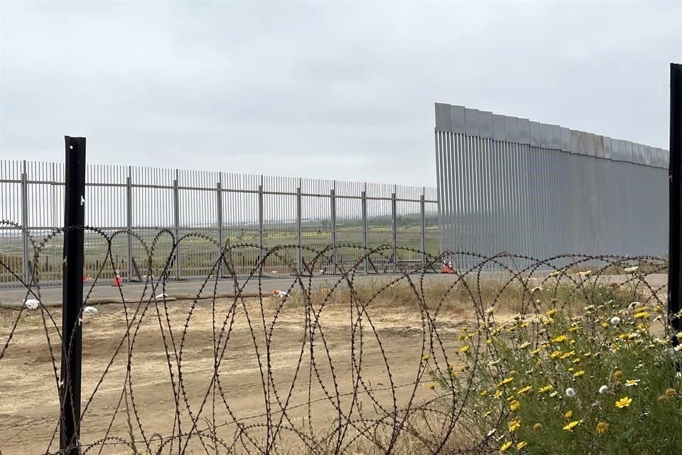 Activistas protestaron hoy contra la colocación de un muro más alto en la zona de Playas de Tijuana.