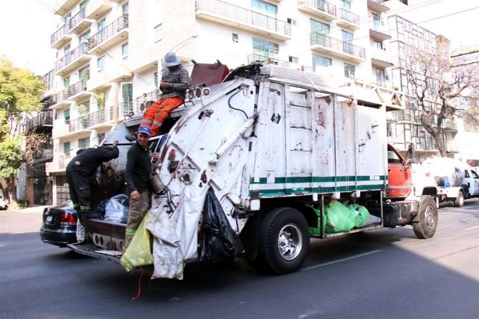 En 2021, las alcaldías de la CDMX contaron con 2 mil 731 vehículos para la recolección de residuos, algunos de los cuales alcanzaron el medio siglo de antigüedad. 