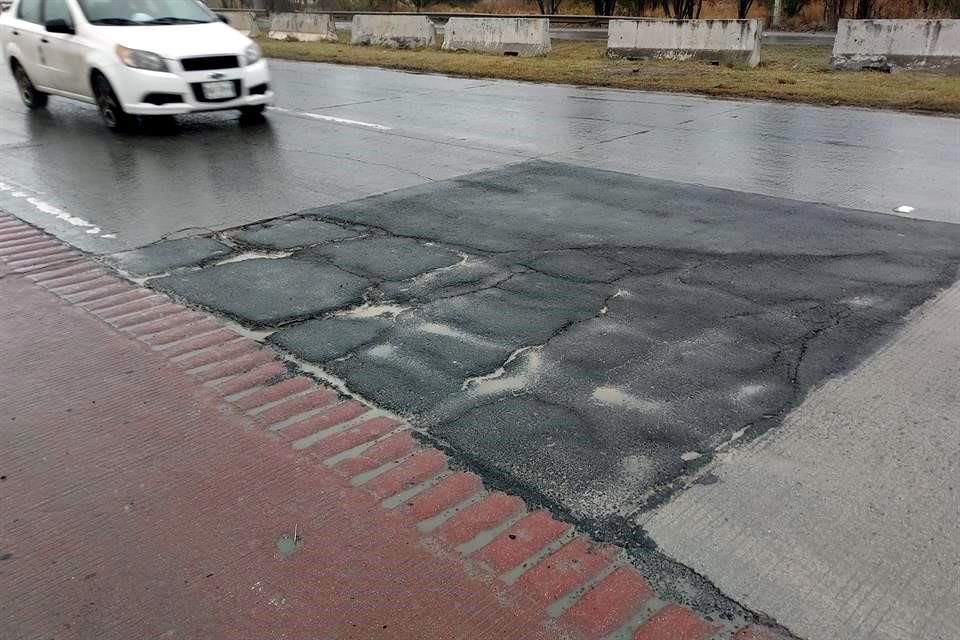 La Autopista al Aeropuerto presenta daños en varios tramos.
