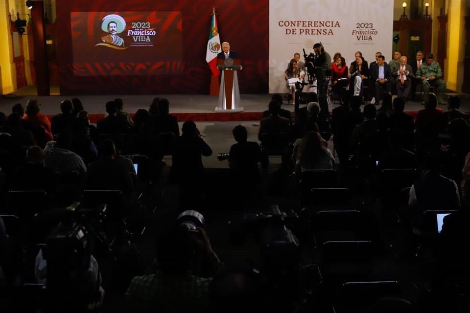 El Presidente en conferencia.