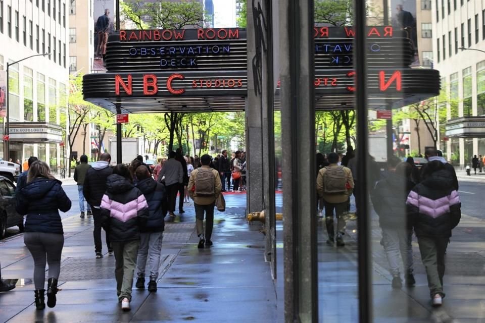 Un grupo de guionistas se reunió afuera de las oficinas de la NBC para exigir mejores condiciones laborales.