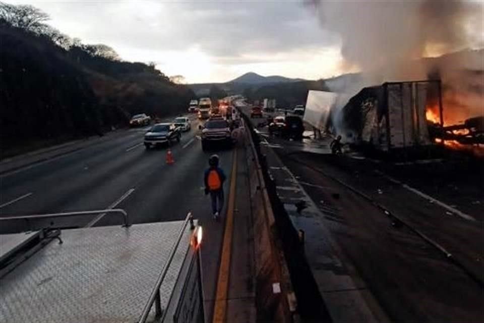 El accidente en la México-Querétaro fue entre al menos dos tráileres, una camioneta particular y otra camioneta de una empresa privada, de acuerdo con autoridades federales.