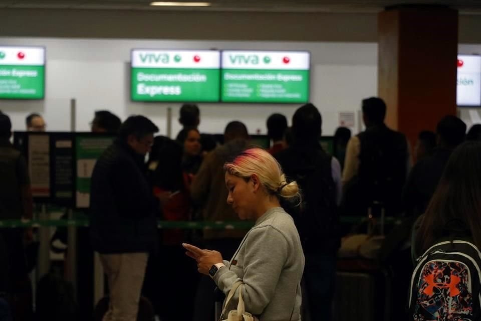 La llegada de vuelos al Aeropuerto Internacional de Monterrey fue retrasada por la lluvia.