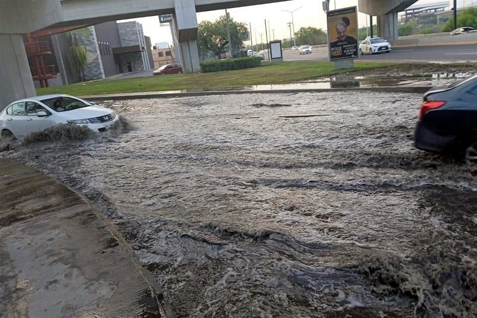 El cierre de la lateral de Churubusco para incorporarse a Constitución se implementó ante la acumulación de agua y basura.