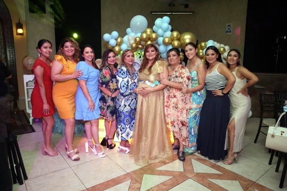 Judith Jaramillo, Teresa Arredondo, Lizeth Reyna, LA FESTEJADA, Priscila Gallardo, Mary Revila, festejada, Lourdes Cerrda, Lizeth Perales, Erika Gallardo y Verónica Aguiñaga