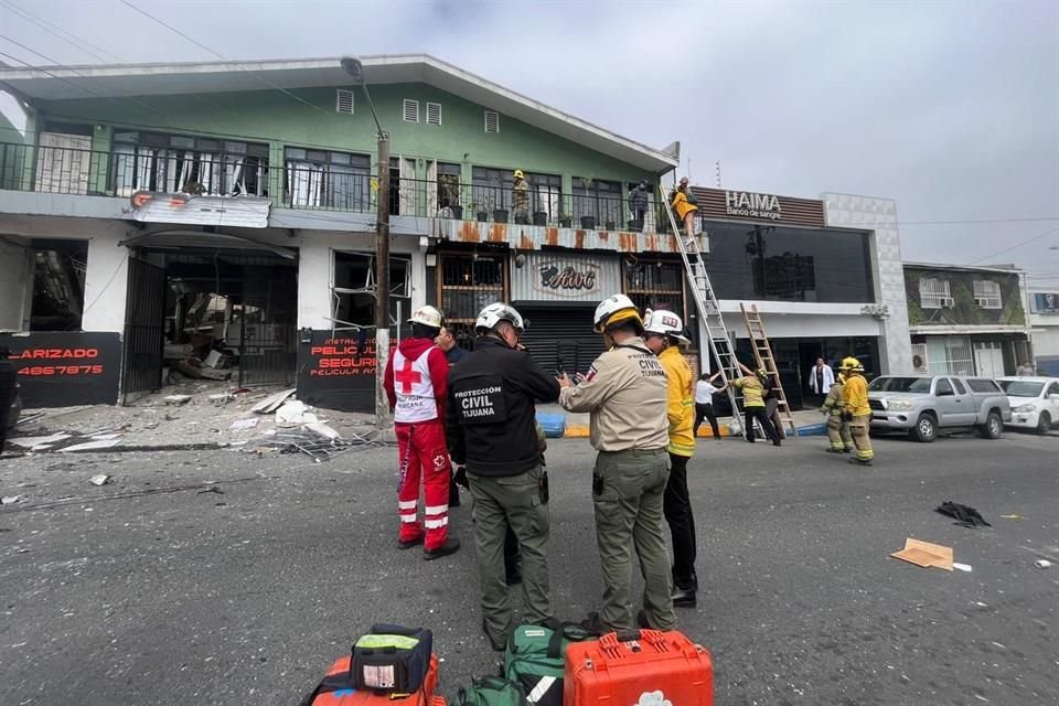 Una explosión en propiedad usada para locales comerciales y departamentos en el centro de Tijuana dejó 2 personas atrapadas y 24 lesionados.