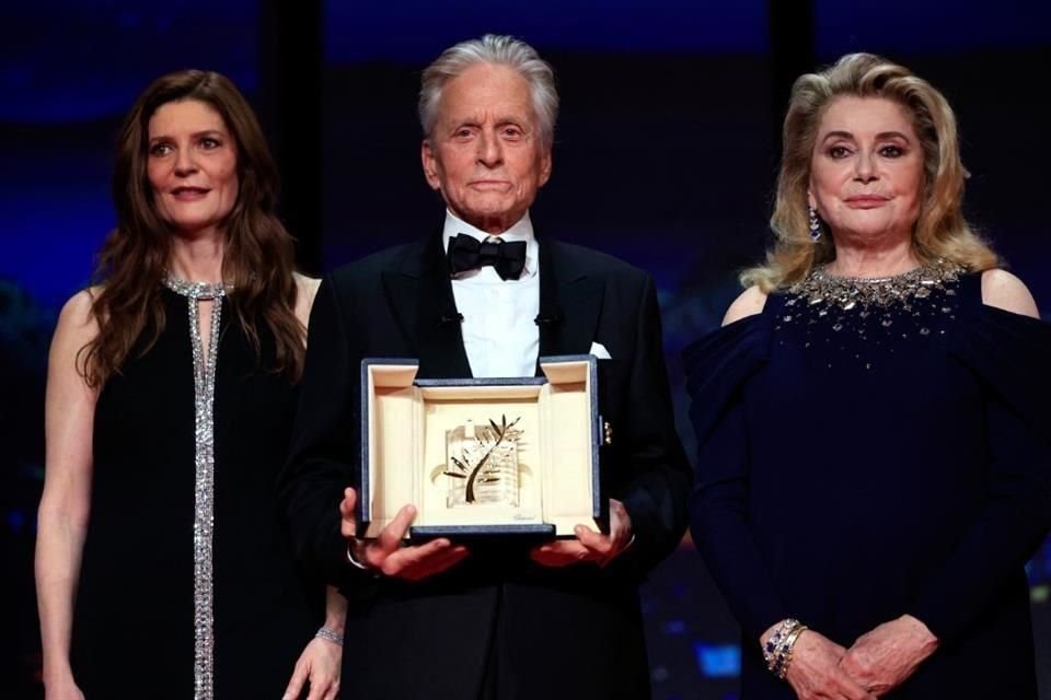 Michael Douglas fue ovacionado al recibir la Palma de Oro honorífica en la apertura del Festival Internacional de Cannes.