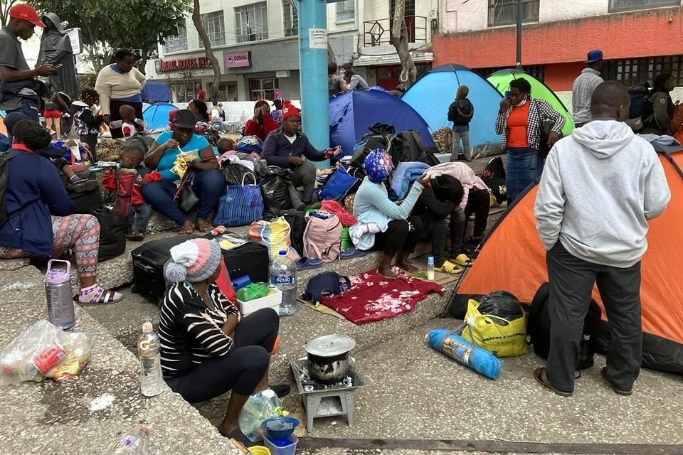 Migrantes pernoctan en la Plaza Giordano Bruno, de la Colonia Juárez.