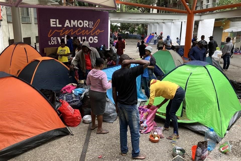 Esperan por días para llegar a su cita en la Comisión Mexicana de Ayuda a Refugiados y poder regularizar su estatus.