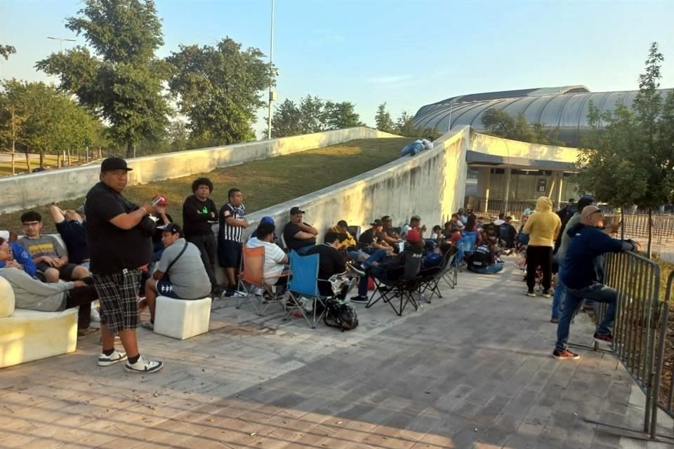 Aficionados hicieron fila desde ayer para poder alcanzar un boleto.