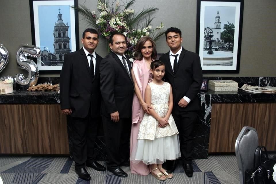 Luis Rolando Miranda García y Silvia González García con sus hijos Luis, Silvia Denisse y Juan Pablo Miranda González