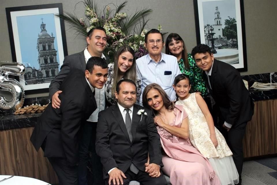 EN FAMILIA Luis César Miranda González, Marco Yun, Liliana Juárez, César G. González, Liliana González, Juan Pablo Miranda González, Luis Rolando Miranda García, Silvia González García y Silvia Deniss