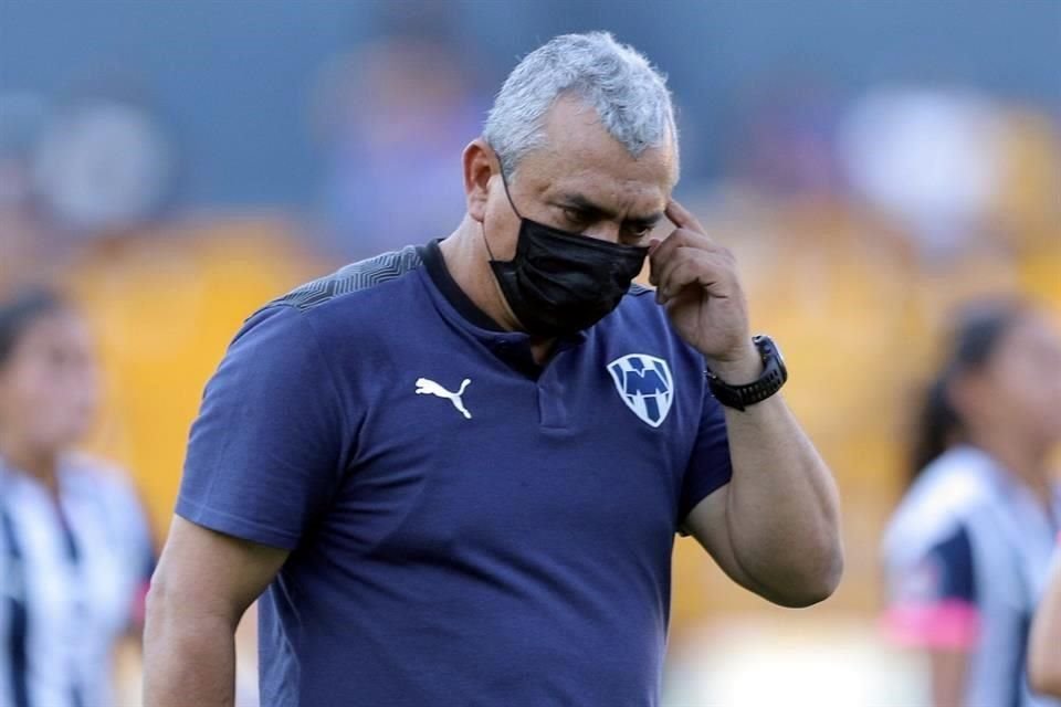 Héctor Becerra dejó de ser el técnico de Rayadas.