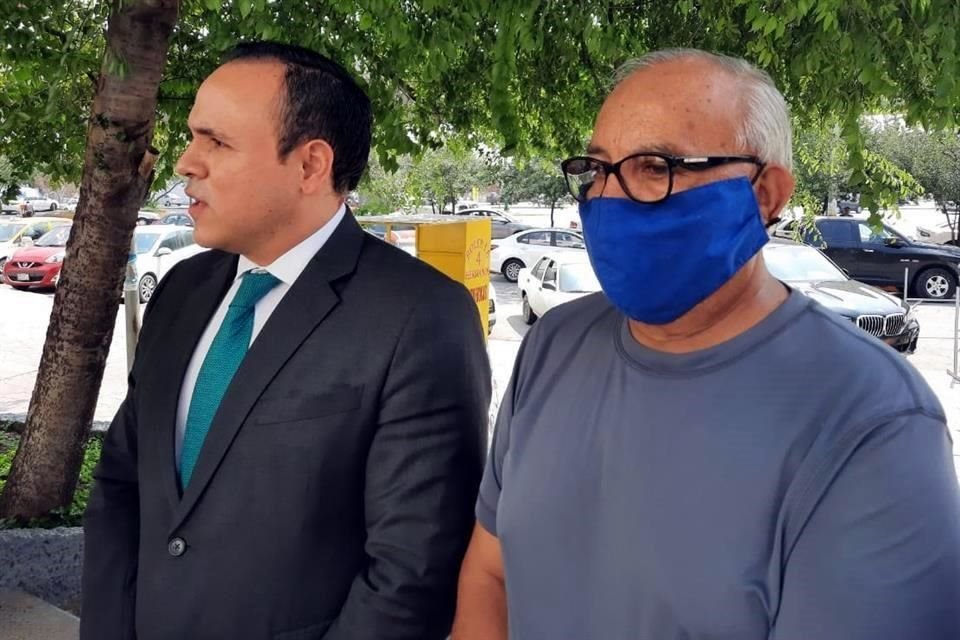 La víctima arribó al Palacio de Justicia de Monterrey acompañado de su esposa y sus abogados Roberto Canto y Ricardo Cerda.