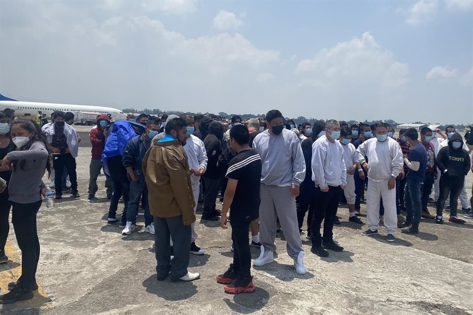 Un grupo de 115 guatemaltecos llegó a su país desde Estados Unidos en el primer vuelo de deportados bajo el Título 8.