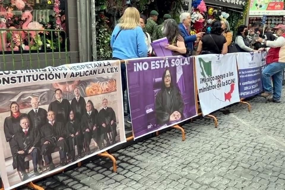 Ciudadanos a favor de la Ministra Norma Piña armaron un contra plantón en la SCJN y convocan a una marcha en defensa de la Corte.