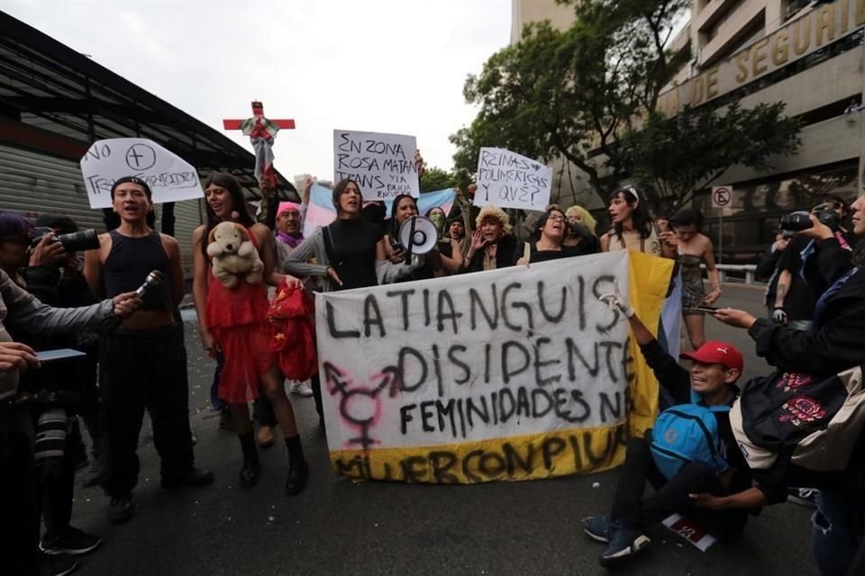 Personas de la comunidad LGBT+ protestaron para que las autoridades reconozcan 'La Tianguis Disidente'.