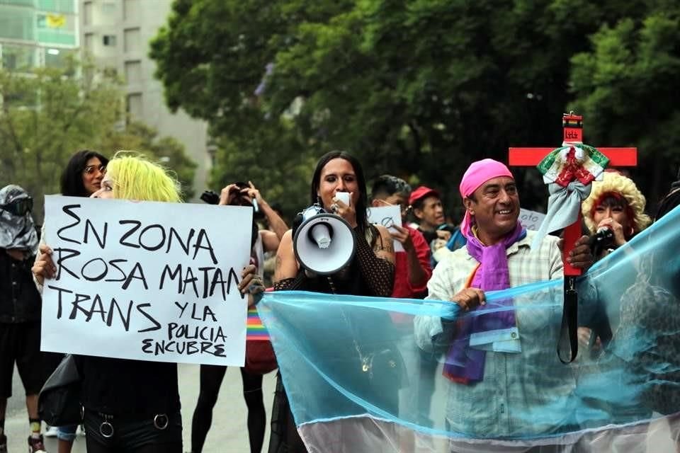 Personas de la comunidad LGBT+ se manifestaron en la Glorieta de Los Insurgentes para que las autoridades sancionen los actos de discriminación registrados en Zona Rosa.