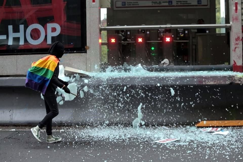 Durante la manifestación, rompieron mamparas del Metrobús, pero no se registraron enfrentamientos.