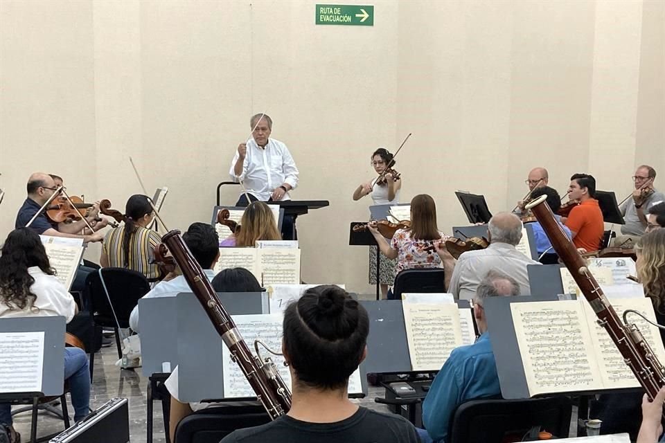 La Orquesta Sinfónica de la UANL y la violinista invitada Marienn Sánchez en uno de los ensayos.