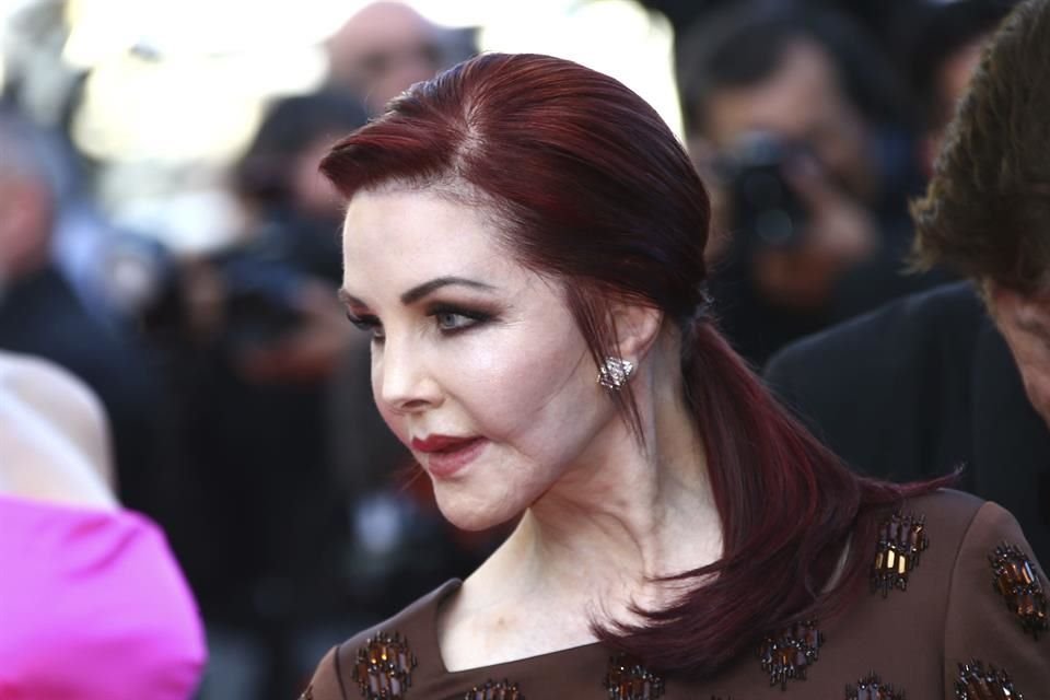 Priscilla Presley está pidiendo que sea enterrada junto a su ex esposo Elvis en Graceland.