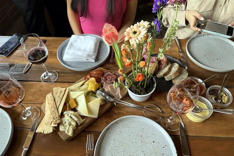 Tras recolectar la miel, pruébala a través de un brunch al estilo francés, con quesos, carnes frías, baguettes, pasta, ensalada y vino.