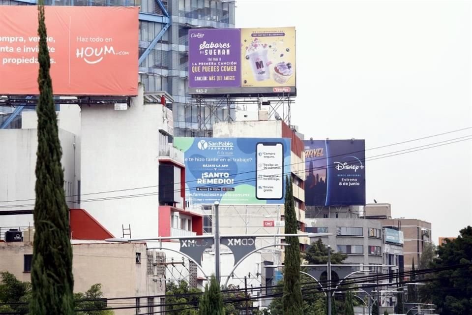 Aspectos de publicidad en forma de espectaculares en techos de edificios y viviendas , sobre el viaducto Miguel Alemán .