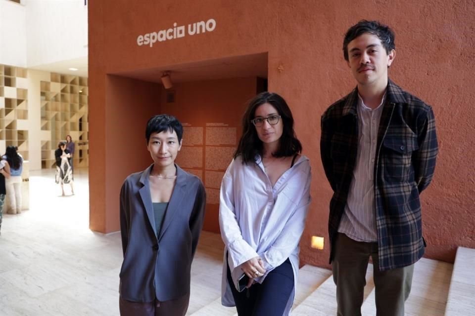 Jo Ying Peng (izq. a der.), Mariana Mañón y Manolo Larrosa, integrantes del Colectivo Panósmico.