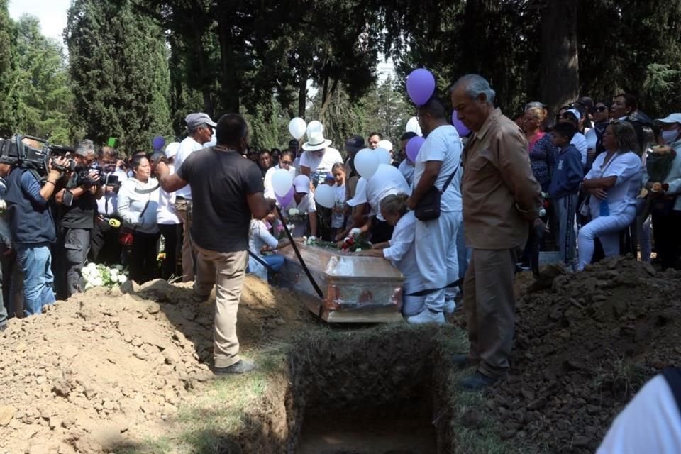 El funeral de Lesly Martínez se llevó a cabo en un panteón al poniente de la Ciudad.