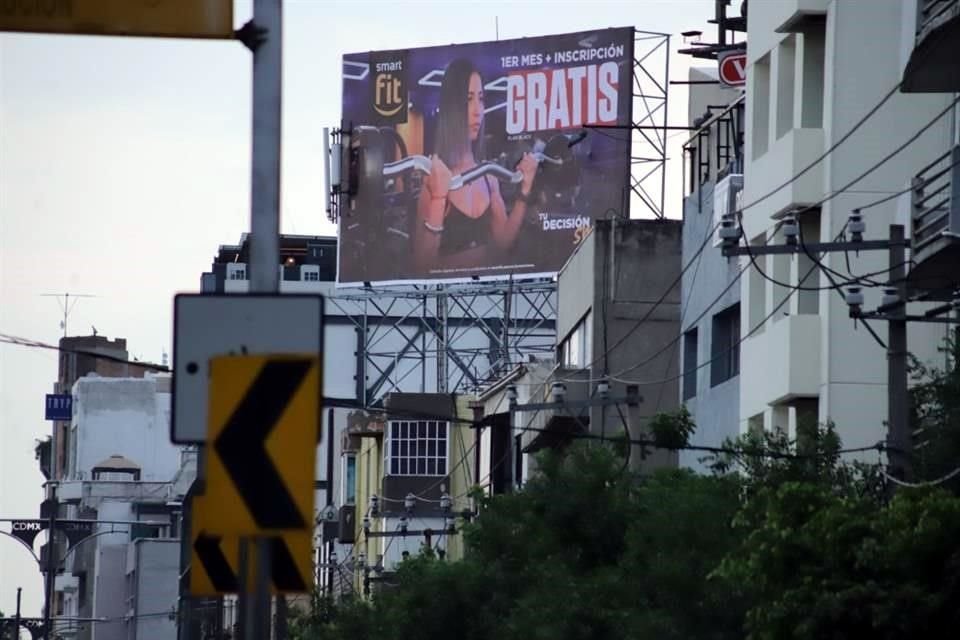 Viaducto es una de las avenidas donde todavía quedan anuncios en las azoteas.