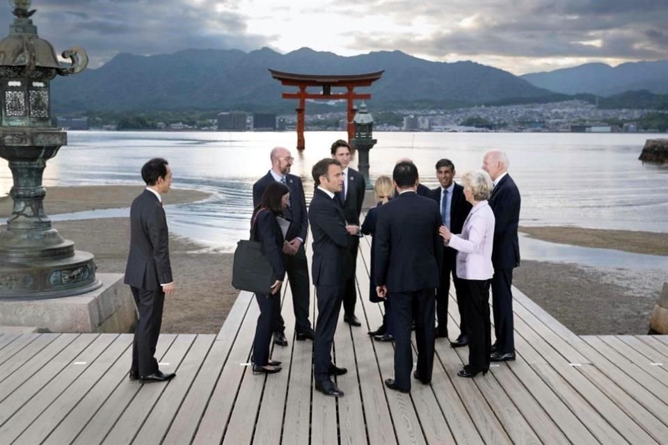 El grupo del G7 durante una visita al Santuario de Itsukushima en la isla de Miyajima.