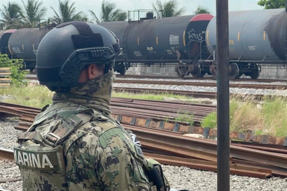 Grupo México Transportes acuso que, pese a que había una mesa de negociaciones en curso, la Marina tomó las instalaciones de Ferrosur.