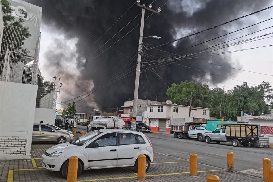 Bomberos de Ecatepec, Tultitlán, Tecámac, Coacalco, Tlalnepantla, y Ciudad de México lograron apagarlo.