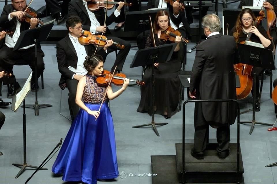 El debut solista de la joven violinista Marienn Sánchez con la OSUANL se dio en el marco del Festival Alfonsino 2023 de la UANL.