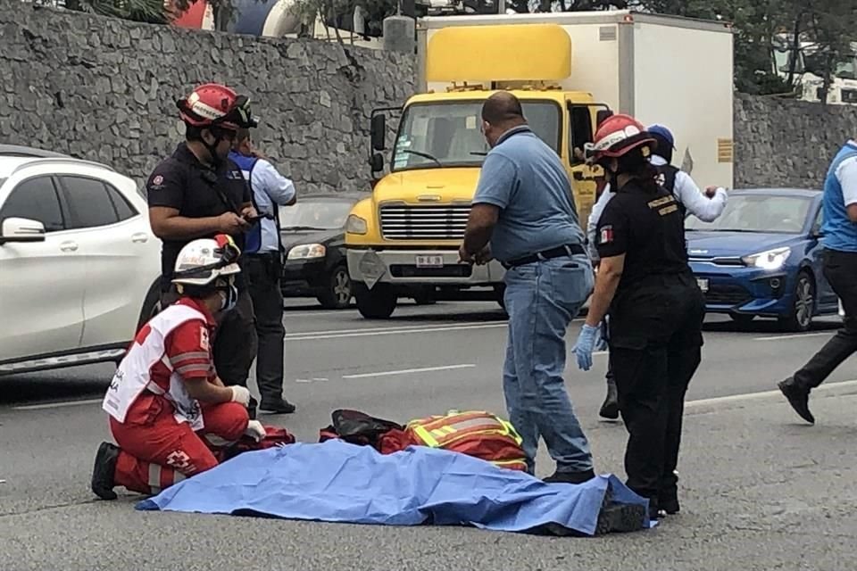 Un hombre muere tras ser arrollado luego de intentar cruzar la Av. Morones Prieto desde el Río Santa Catarina, a la altura de Cemex.