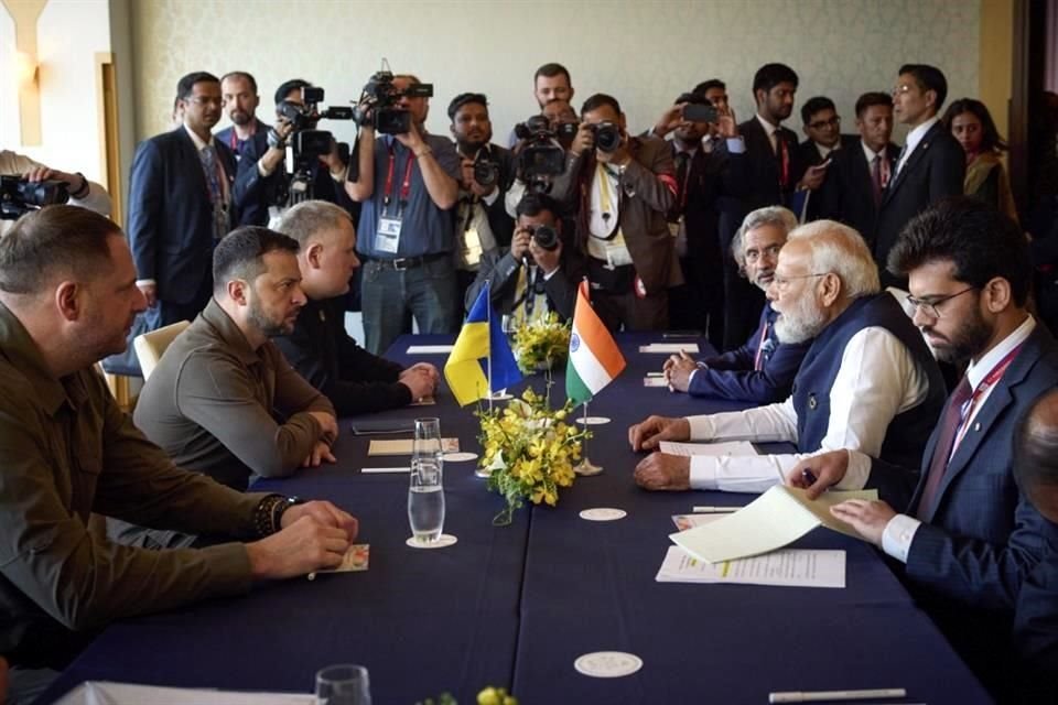 Zelenskyy y el Primer Ministro indio, Narendra Modi, se reúnen en el Hotel Grand Prince durante la Cumbre del G7 en Hiroshima, Japón.