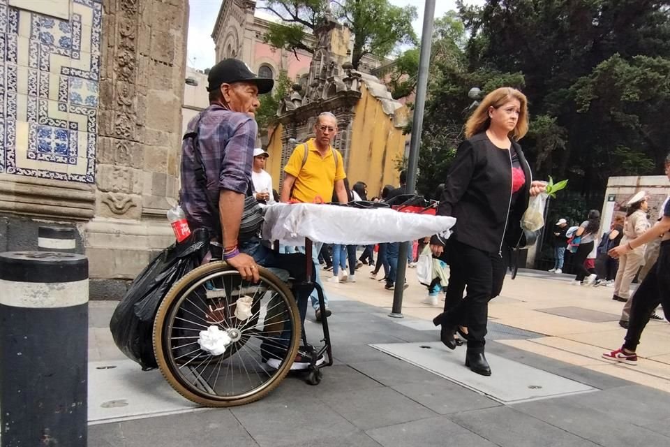 Locatarios señalaron que líderes de comercio informal utilizan a personas vulnerables para el ambulantaje.