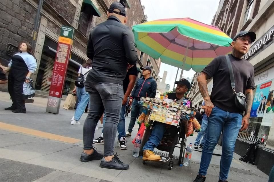 Personas en sillas de ruedas son algunos de los vendedores informales en calles del Centro Histórico.