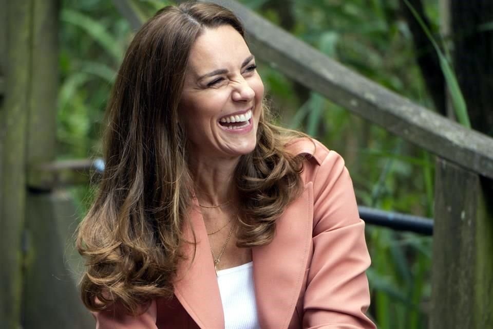 Kate Middleton celebró a las abejas en su día con una fotografía en la que se le ve manejar muy bien la apicultura.