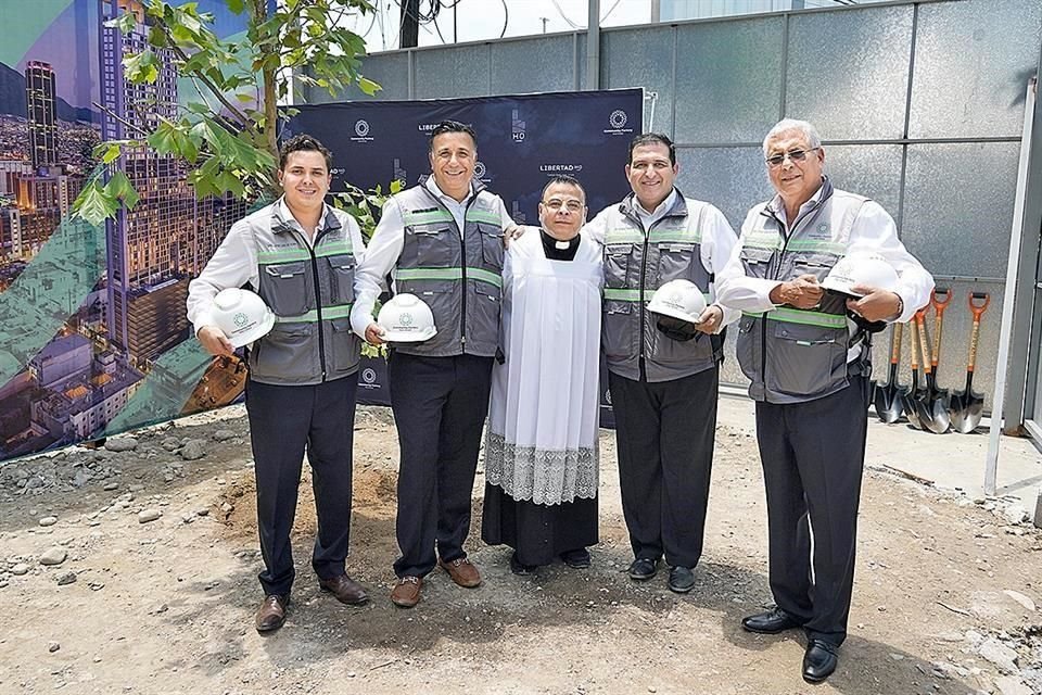 Directivos de Community Factory y el padre Ricardo Alberto Salazar.